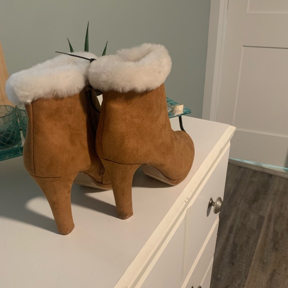 Fashionable brown heeled booties with white fur ankle. Size 8.5 - Picture 2 of 4